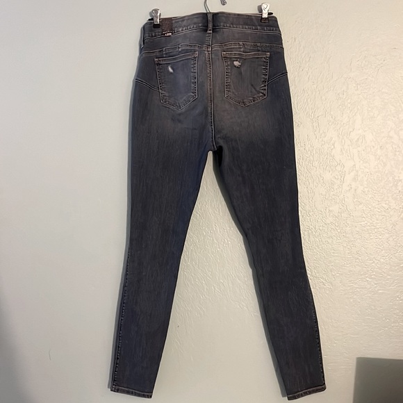 BNWT Torrid Bombshell Skinny Jeans 12R - Picture 3 of 11